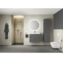 Salle de bains moderne avec douche, lavabo, miroir, armoire haute et toilettes.