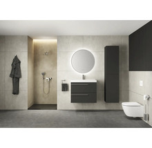 Salle de bains moderne avec douche, lavabo, miroir, armoire haute et toilettes.