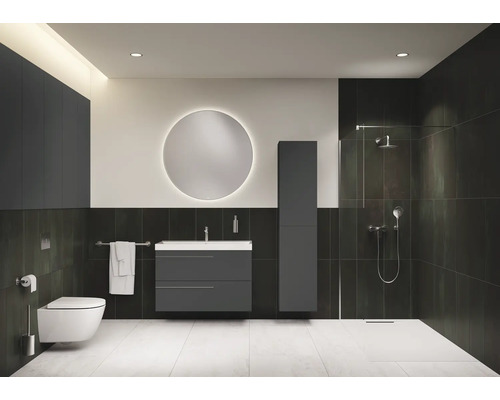 Salle de bains moderne avec toilettes, lavabo, miroir et douche