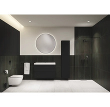 Salle de bain moderne avec lavabo, toilettes, miroir et douche.