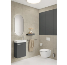 Salle de bains moderne avec meuble-lavabo, miroir, toilettes et carrelage