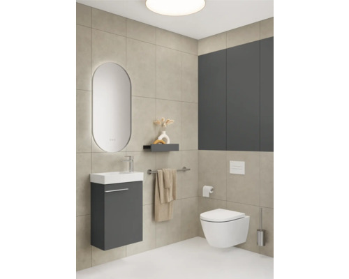 Salle de bains moderne avec meuble-lavabo, miroir, toilettes et carrelage