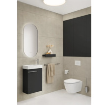 Salle de bain moderne avec lavabo, miroir, toilettes et étagère