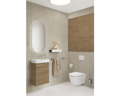 Salle de bains moderne avec lavabo, miroir, toilettes et carrelage mural