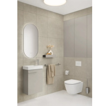 Salle de bains moderne avec lavabo, miroir, toilettes et porte-serviettes.