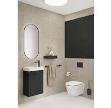 Badezimmer mit Waschbecken, Spiegel, Toilette und Handtuchhalter