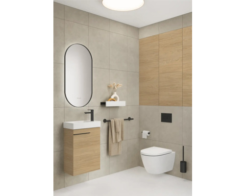 Badezimmer mit Waschtisch, Spiegel, Toilette und Accessoires in hellem Design
