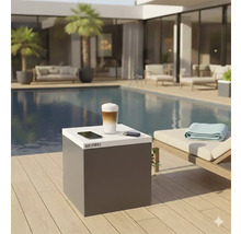 Scène de piscine avec une boisson, un téléphone portable et une clé sur une table