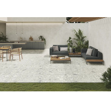 Carrelage de terrasse clair dans un espace extérieur avec coin salon et cuisine extérieure