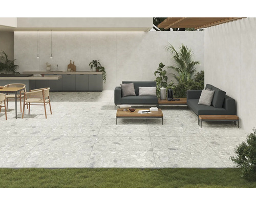 Carrelage de terrasse clair dans un espace extérieur avec coin salon et cuisine extérieure