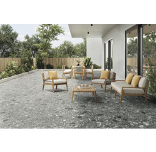 Extérieur avec carrelage de terrasse imitation pierre, mobilier de jardin et végétation