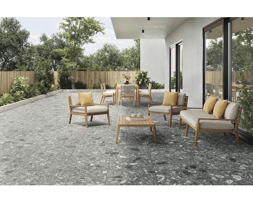 Extérieur avec carrelage de terrasse imitation pierre, mobilier de jardin et végétation