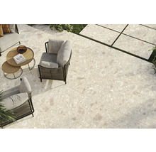 Terrasse avec mobilier de salon de jardin et carrelage au sol imitation pierre naturelle