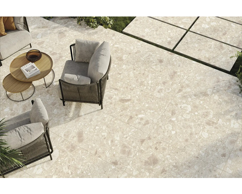 Terrasse avec mobilier de salon de jardin et carrelage au sol imitation pierre naturelle