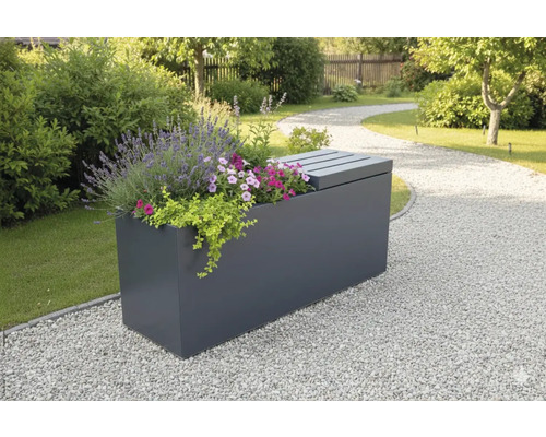 Bilder einer bepflanzten grauen Aufbewahrungsbox für den Aussenbereich in einem Garten.