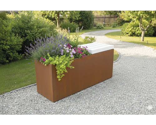 Jardin avec bac à fleurs et siège