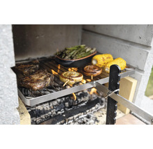 Grill avec steaks, saucisses, épis de maïs et asperges