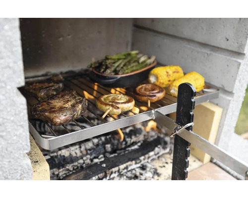 Grill avec steaks, saucisses, épis de maïs et asperges