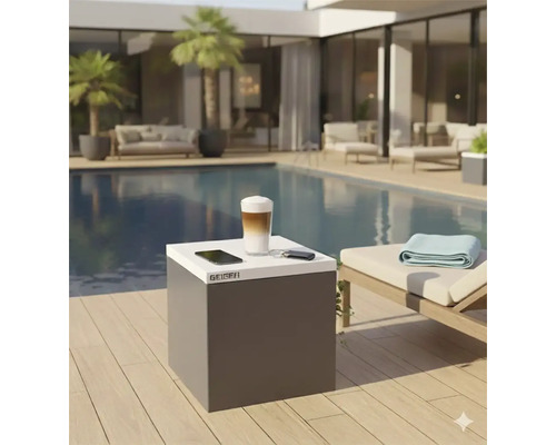 Szene mit einem quadratischen Tisch, einem Glas Latte Macchiato, einem Smartphone und Schlüsseln neben einem Pool