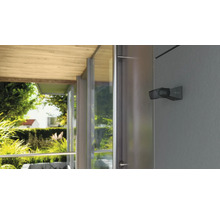 Aussenstrahler an einer Hauswand mit Blick in den Garten