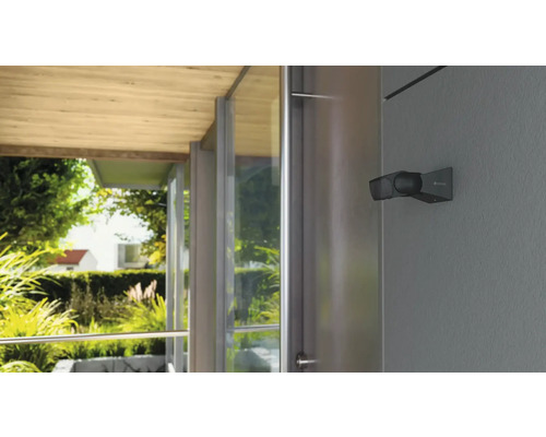 Aussenstrahler an einer Hauswand mit Blick in den Garten