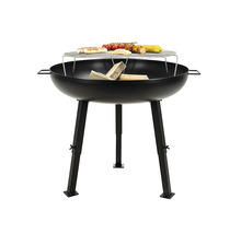Brasero avec grille, bois et aliments grillés.