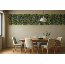 Esszimmer mit Holztisch, Stühlen und vertikalem Garten an der Wand