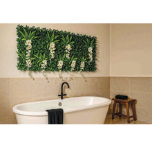 Badezimmer mit Badewanne, Hocker und Pflanzenwand