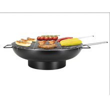 Gril boule noir avec des aliments grillés tels que des saucisses, des épis de maïs et des tomates