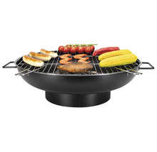 Barbecue sphérique avec saucisses, tomates, maïs, viande et crevettes sur la grille