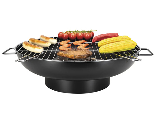 Barbecue sphérique avec saucisses, tomates, maïs, viande et crevettes sur la grille