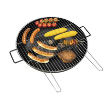 Grill avec saucisses, épis de maïs, tomates, viande et brochette de légumes.