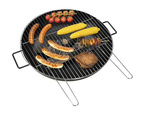 Grill avec saucisses, épis de maïs, tomates, viande et brochette de légumes.