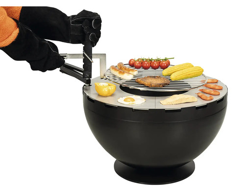 Barbecue sphérique noir avec des aliments grillés et des mains qui l'utilisent
