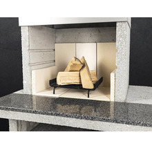 Cheminée avec bois de chauffage sur une grille noire