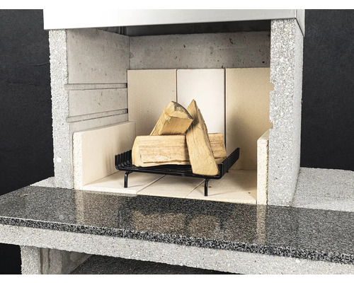 Cheminée avec bois de chauffage sur une grille noire