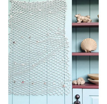 Dekoratives Fischernetz mit Muscheln an einer blauen Wand