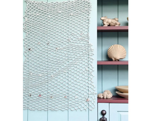 Dekoratives Fischernetz mit Muscheln an einer blauen Wand