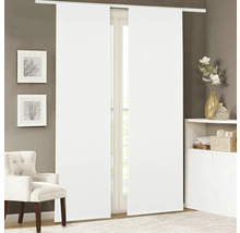 Dekoratives Wohnzimmer mit Schiebevorhängen vor dem Fenster.