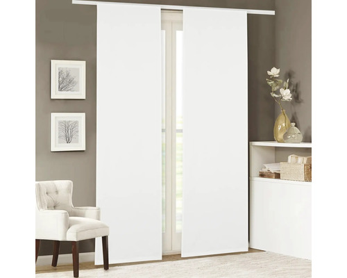 Dekoratives Wohnzimmer mit Schiebevorhängen vor dem Fenster.