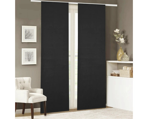 Zwei schwarze Schiebegardinen an einer Fensterschiene in einem Wohnzimmer.