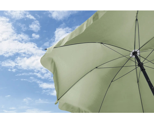 Parasol de jardin ouvert avec pied de parasol sur ciel nuageux