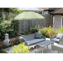 Ensemble de meubles de jardin avec parasol, canapé, fauteuil et table sur une terrasse