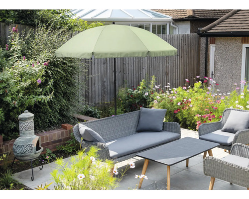 Ensemble de meubles de jardin avec parasol, canapé, fauteuil et table sur une terrasse