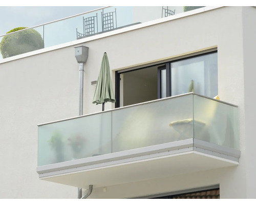 Gros plan d'un balcon avec garde-corps en verre sur un bâtiment