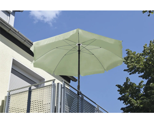 Parasol de balcon monté sur un balcon
