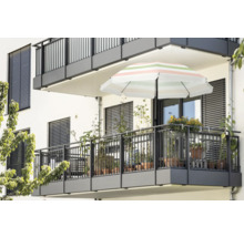 Vue d'un balcon avec store, parasol et plantes