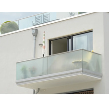 Balcon avec garde-corps en verre et porte coulissante ouverte