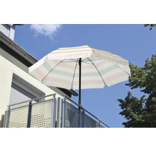 Parasol de balcon à rayures sur la rambarde du balcon