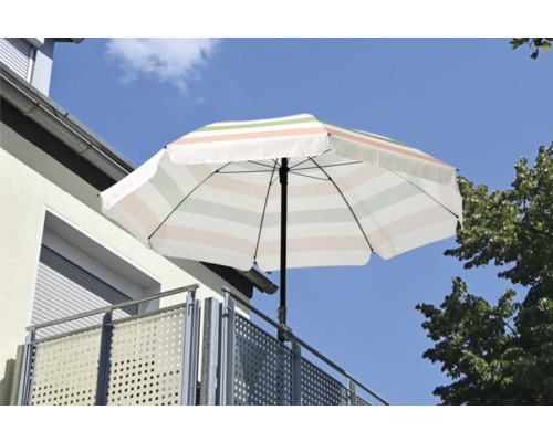 Parasol de balcon à rayures sur la rambarde du balcon